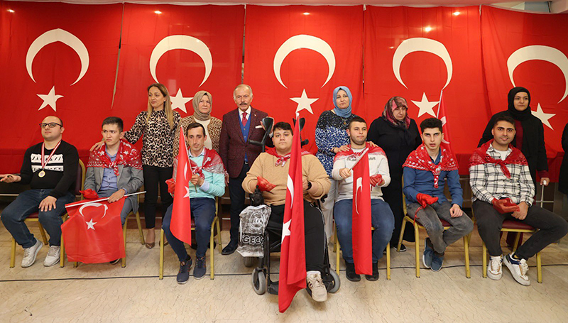 ENGELLİ GENÇLERE ASKER KINASI 