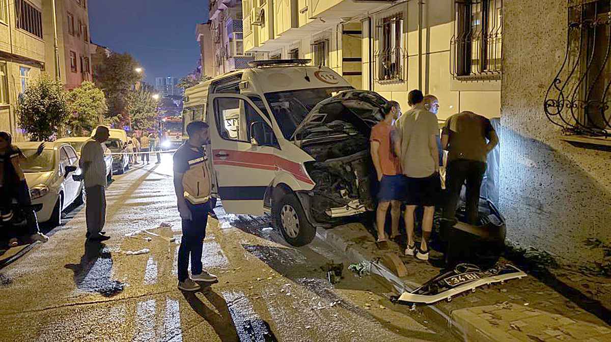 Bayrampaşa’da hasta taşıyan ambulans ile otomobil çarpıştı