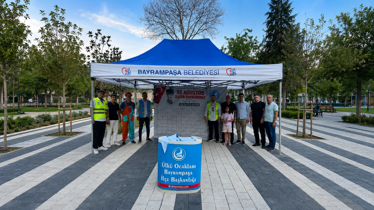 Bayrampaşa Ülkü Ocakları 30 Ağustos'ta bayrak dağıttı