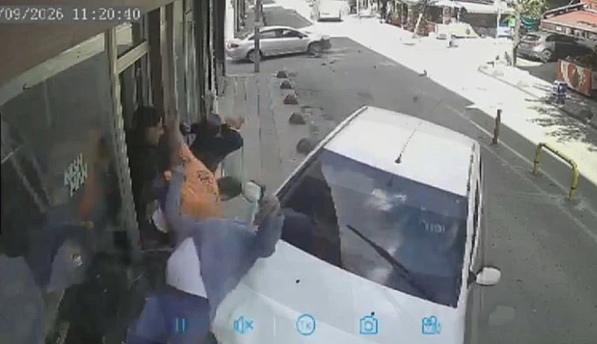 Otomobil 4 kişiye ve berber dükkanına çarptı, 2'si ağır 5 yaralı