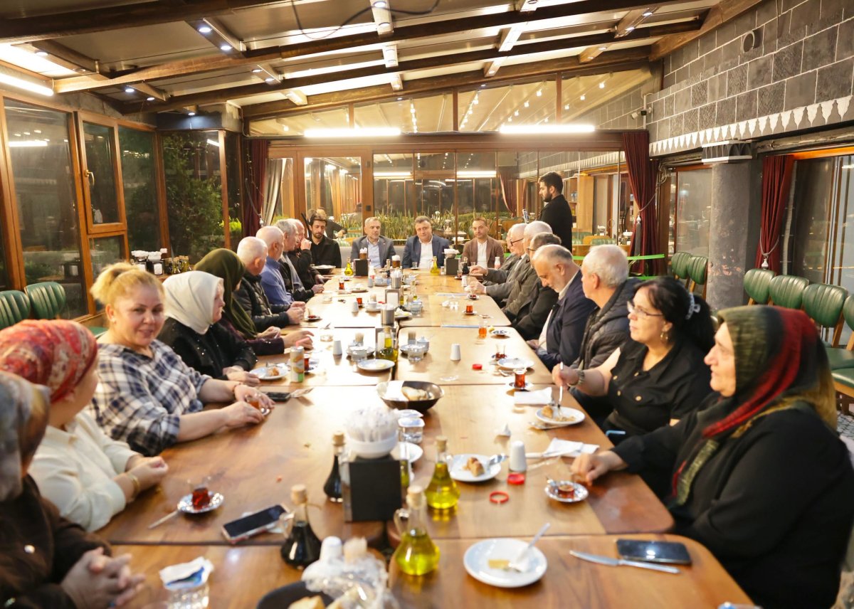 Akın ve Acar, büyüklerin ellerini öptü, dualarını aldı