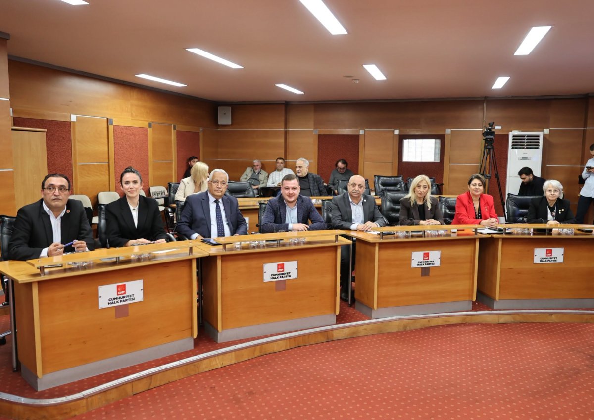 Bayrampaşa'da CHP'li 13 meclis üyesi Yeni Parti'ye katıldı